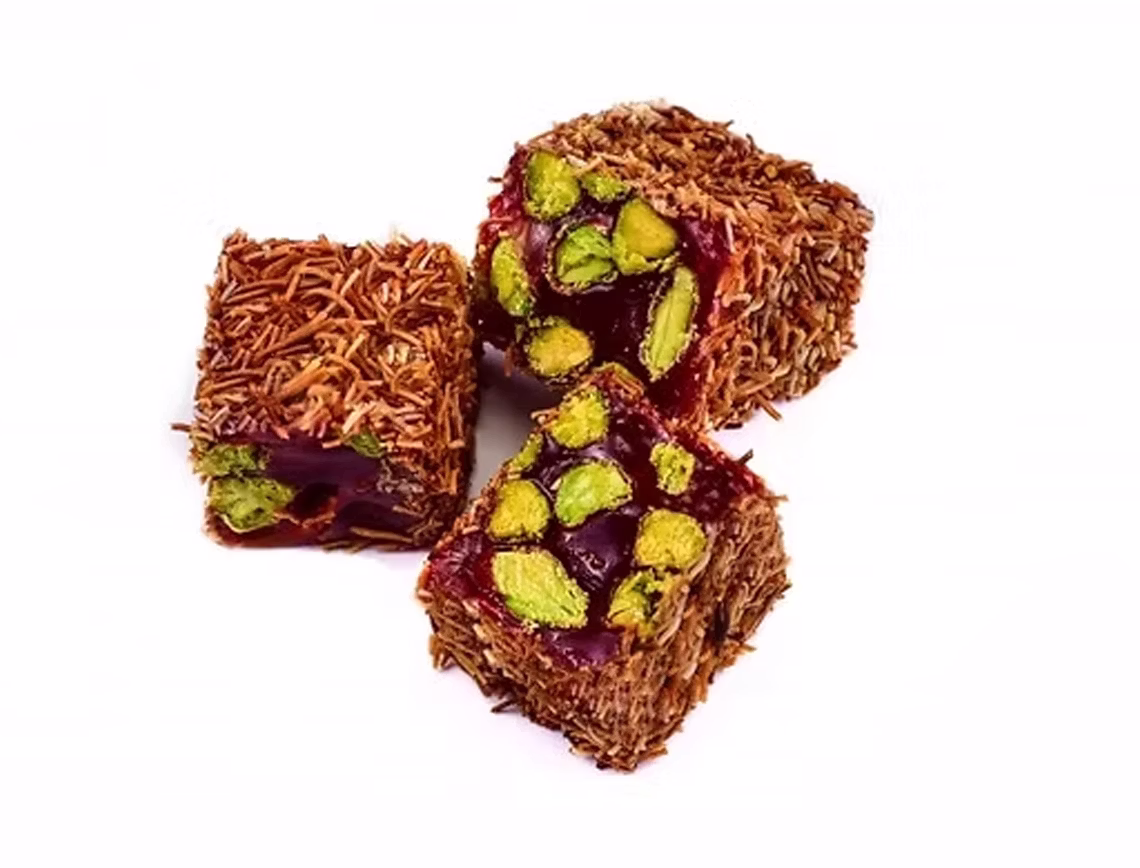 حلوى رمان مغلف بالزعفران مع الفستق